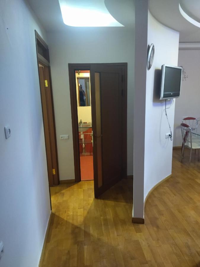 Abovyan 36 Apt & Tour 耶烈万 外观 照片
