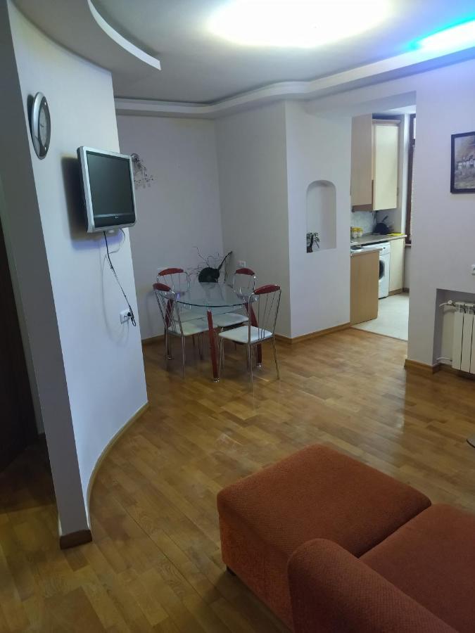 Abovyan 36 Apt & Tour 耶烈万 外观 照片